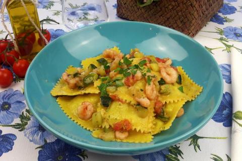 Ravioli di ricotta con sugo di pesce: gamberi e zucchine