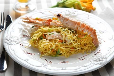 Maccheroncini con scampi e fiori di zucca