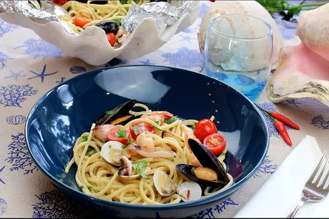 Spaghetti al cartoccio con sugo allo scoglio